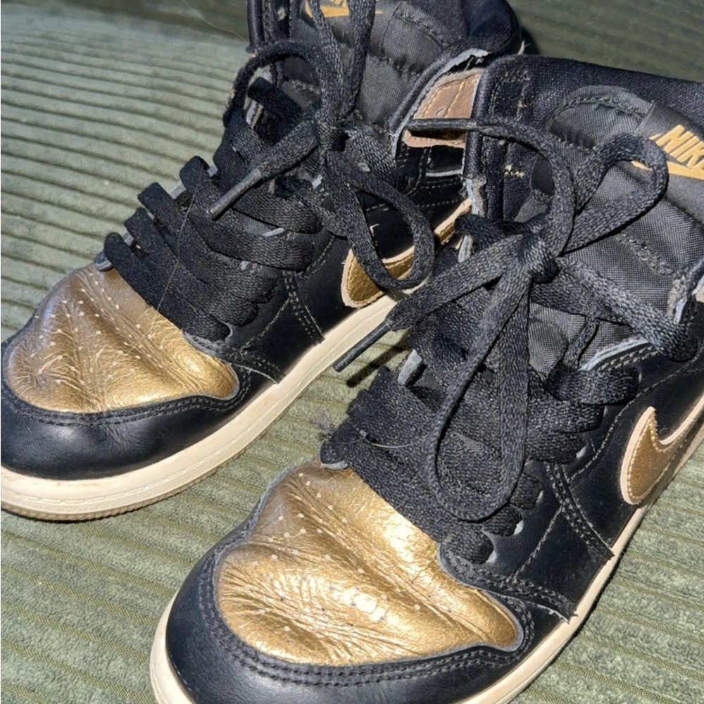 Nike Kids Sneakers Black and Gold